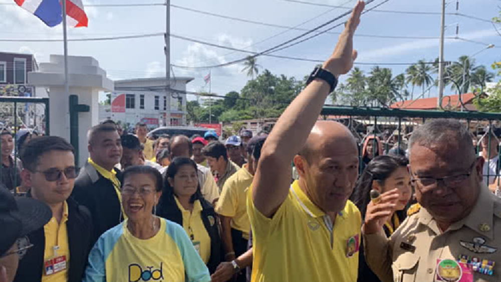 ชาวภูเก็ตเกาะรั้วโวยทีมรปภ. กันไม่ให้พบนายกฯ