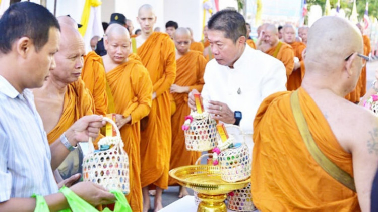กทม.ตักบาตรพระสงฆ์ถวายเป็นพระราชกุศล