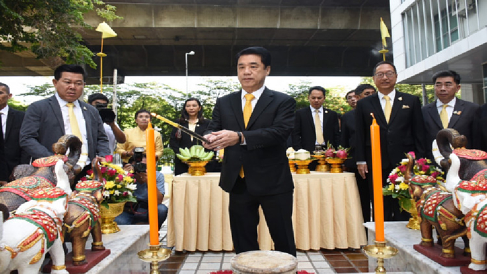 'สุริยะ' เข้าสักการะพระนารายณ์ พระภูมิ สิ่งศักดิ์สิทธิ์ประจำก.อุตฯ