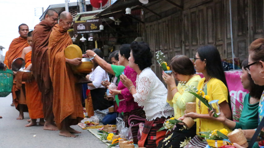 ฝ่าปรอยฝนริมโขง ที่ ‘เชียงคาน’