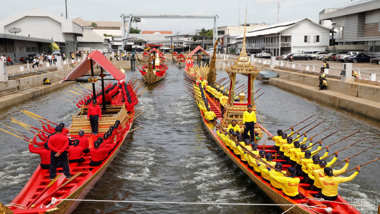 เชิญเรือเอนกชาติภุชงค์ ฝึกซ้อมกำลังฝีพายเรือ