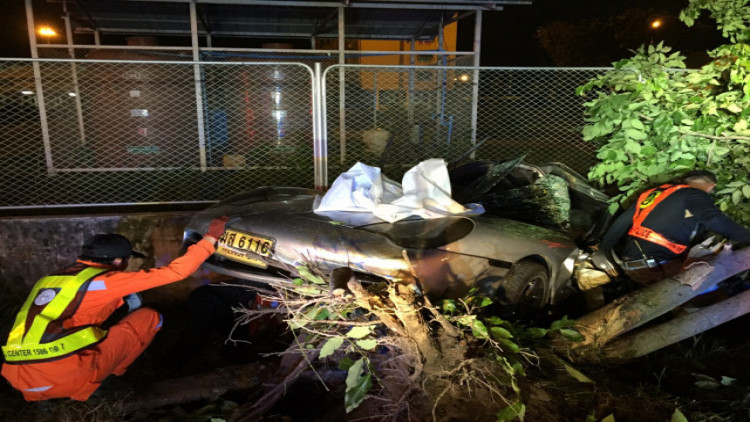 ปอร์เช่เสียหลักตกข้างทางชนต้นไม้ 'ทนายหนุ่ม-สาวไอทีคนดัง' บาดเจ็บ