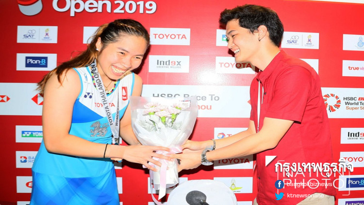 'อัส นภิศ' มอบช่อดอกไม้ให้กำลังใจ 'เมย์ รัชนก'