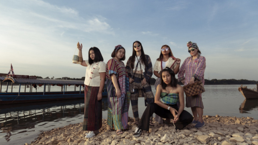 สบัดผ้าหน้าฝน ริมโขงเชียงคาน