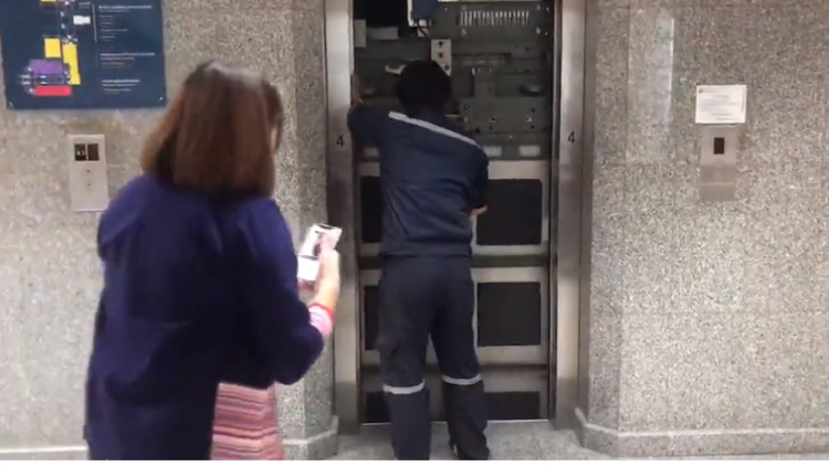 ระทึก! ลิฟต์ 'ก.พาณิชย์' ร่วง โชคดีไร้เจ็บ