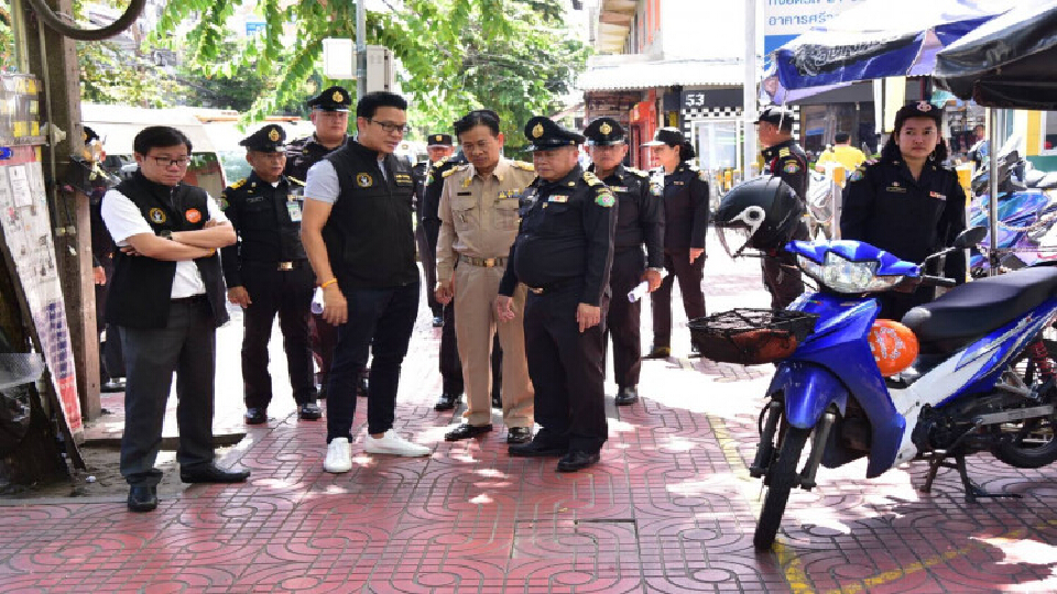 'สกลธี' นำจนท.เทศกิจ ลุยจับ-ปรับผู้กระทำผิดบนทางเท้า