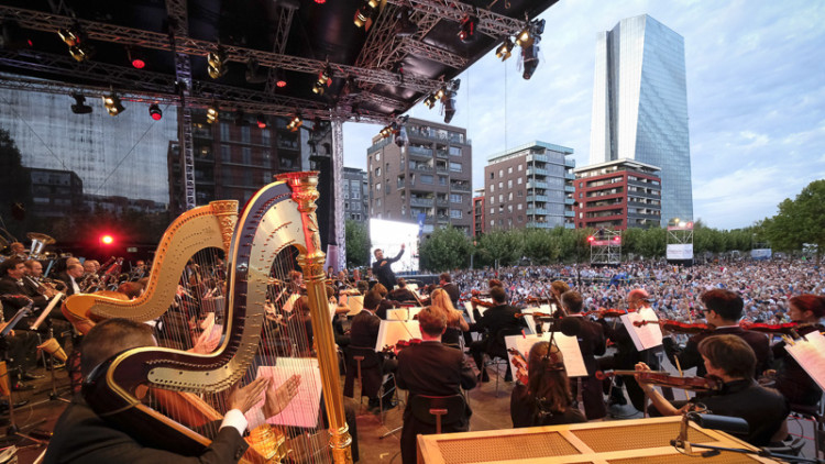 อีซีบีจัดอีเวนท์ดนตรีฉลอง 20 ปีใช้เงินยูโร