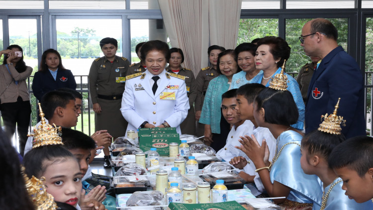 ในหลวงโปรดเกล้าฯ พระราชทานอาหารกลางวันเลี้ยงแก่เด็ก ณ หมู่บ้านเด็ก จ.นครปฐม