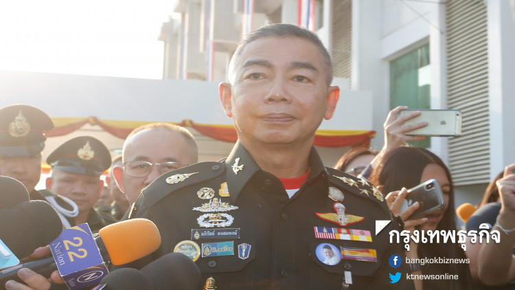 'ผบ.ทบ.' โผล่เดินตลาดนัดทบ.ชม 'ผัก-ผลไม้'