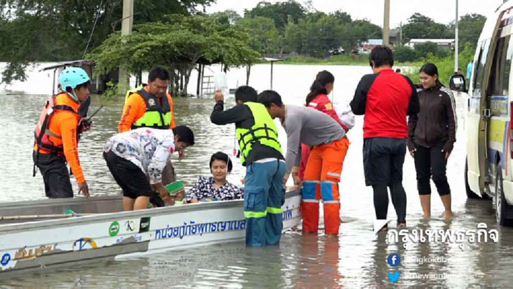ระดมกำลังช่วยเหลือ 10 ชุมชน อ.บ้านไผ่ หลังน้ำลด