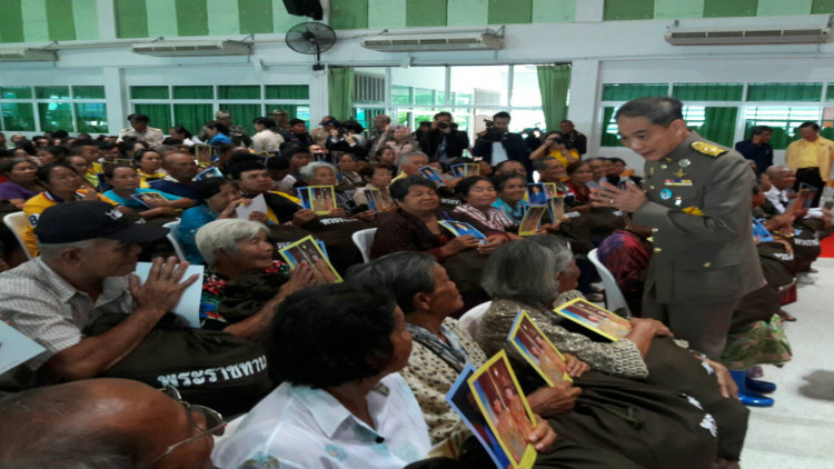 โปรดเกล้าฯให้องคมนตรีเชิญถุงพระราชทาน มอบแก่ราษฎรที่ประสบอุทกภัย จ.ขอนแก่น