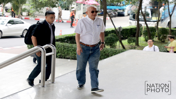 'สนธิ' ขึ้นศาลอาญา ให้กำลังใจลูกชาย คดีผิดพรบ.ออกอากาศ