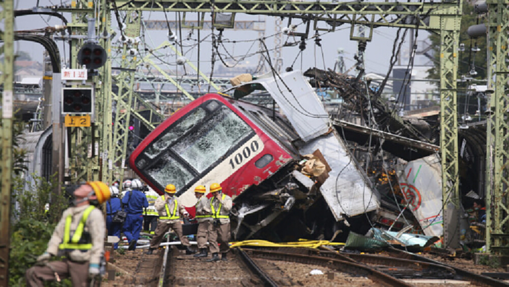 รถไฟญี่ปุ่นอัดรถบรรทุกยับ-ดับ 1 เจ็บนับสิบ