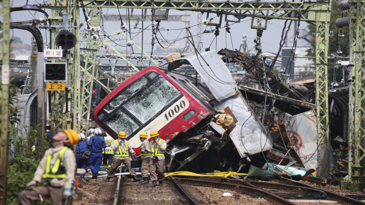 รถไฟญี่ปุ่นอัดรถบรรทุกยับ-ดับ 1 เจ็บนับสิบ