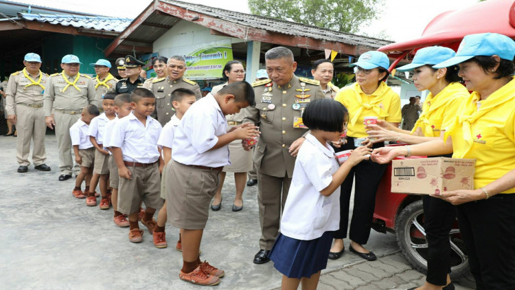 โปรดเกล้าฯให้เชิญกระเช้าสิ่งของพระราชทาน มอบแก่ราษฎร จ.สมุทรสงคราม