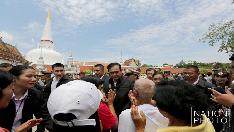 นายกฯ ลงพื้นที่ดูงานระบายน้ำ เมืองคอน-สุราษฎร์ฯ