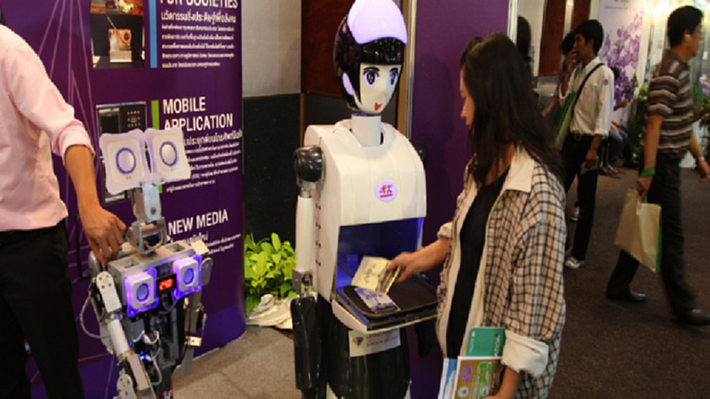 ลุ้นทุน 20 ล้าน! พัฒนาหุ่นยนต์บริการ 5 ตัวสัญชาติไทย