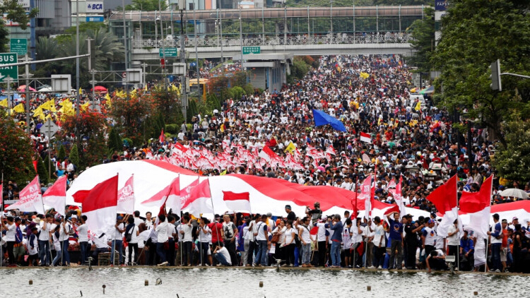 ผู้ประท้วง ‘นศ.อินโดฯ’ ท้าดีเบต ‘โจโกวี’
