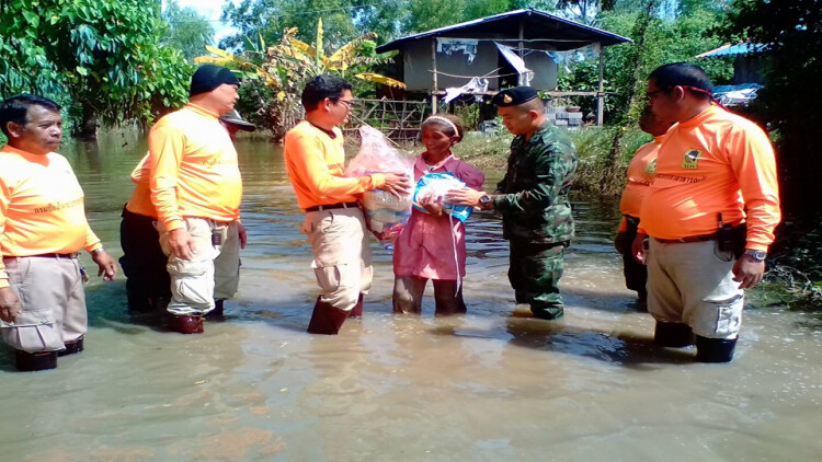 น้ำท่วม 4 จังหวัดอีสาน ชาวบ้านอพยพลดเหลือ 5,755 คน