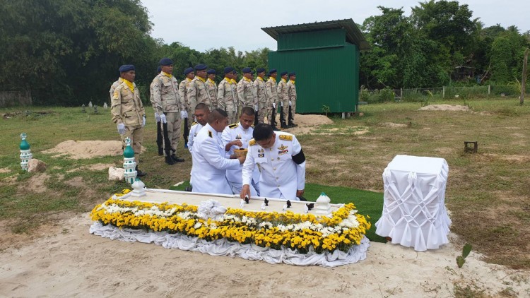 โปรดเกล้าฯ ผู้ว่าฯ ปัตตานี เชิญดินพระราชทานโปรยศพ อส.ถูกคนร้ายประกบยิงเสียชีวิต