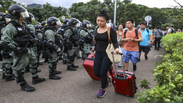 ม็อบฮ่องกงเจอสังคมประณามก่อเหตุรุนแรง