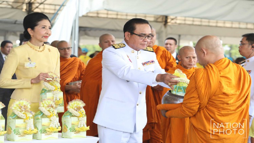 นายกฯนำปชช.ตักบาตรน้อมรำลึก วันคล้ายวันสวรรคตรัชกาลที่ 9