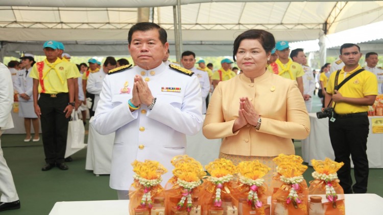 มท.2 ร่วมพิธีบำเพ็ญกุศลตักบาตรพระสงฆ์ 489 รูป