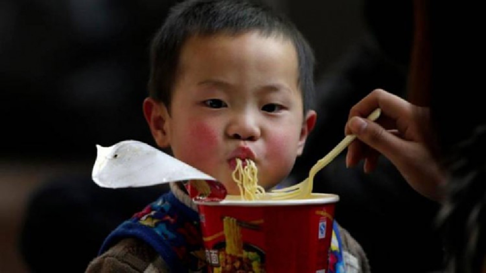 บะหมี่กึ่งสำเร็จรูปภัยร้ายเด็กเอเชีย