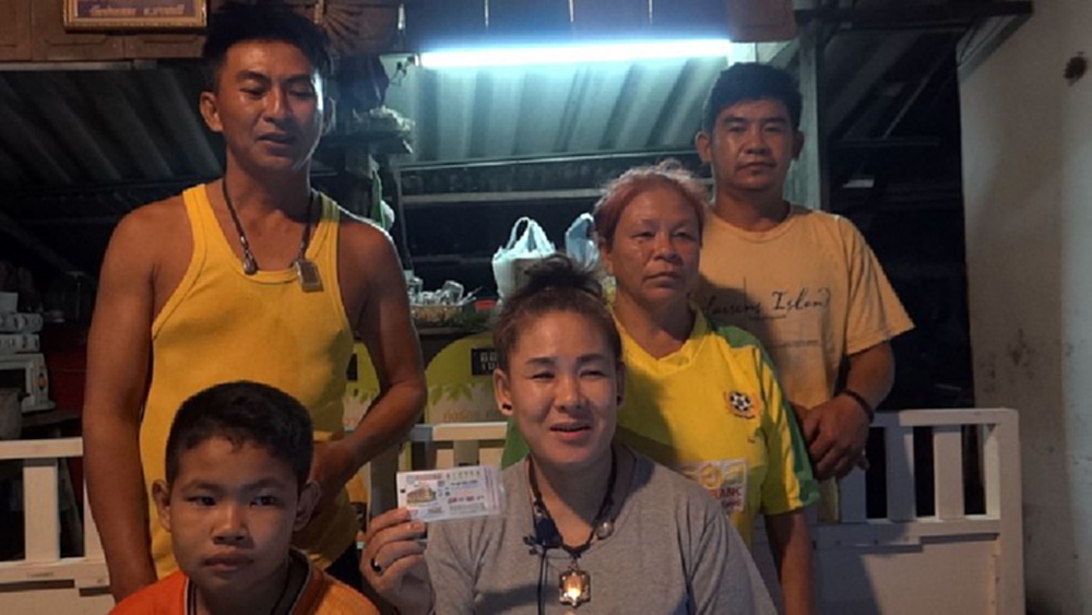 แม่ค้าก๋วยเตี๋ยว ดวงเฮงถูกรางวัลที่ 1 รับ 6 ล้าน