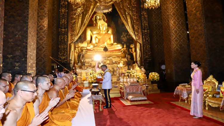 ในหลวง-พระราชินี เสด็จฯ ถวายผ้าพระกฐิน ‘วัดบวร-วัดเทพศิรินทร์’
