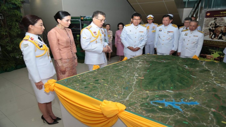 ในหลวง-พระราชินี เสด็จฯพร้อมด้วย กรมหลวงราชสาริณีฯ ทรงเปิดโครงการพัชรสุธาคชานุรักษ์
