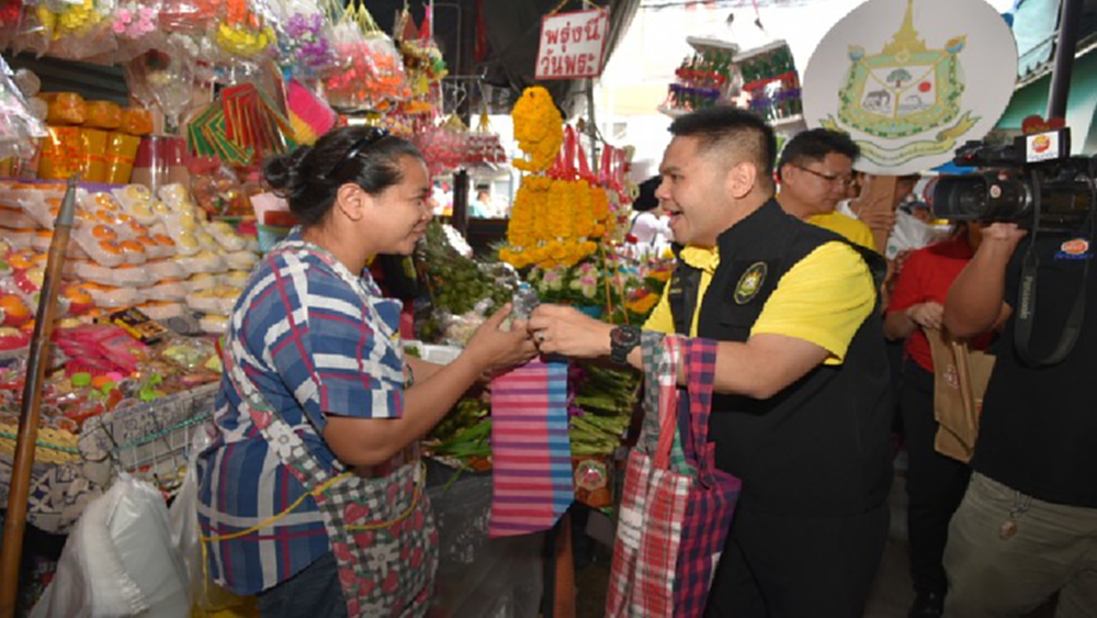 'วราวุธ' บุกบ้านเกิดเดินหน้าแจกถุงผ้าตลาดเทศบาลอู่ทอง