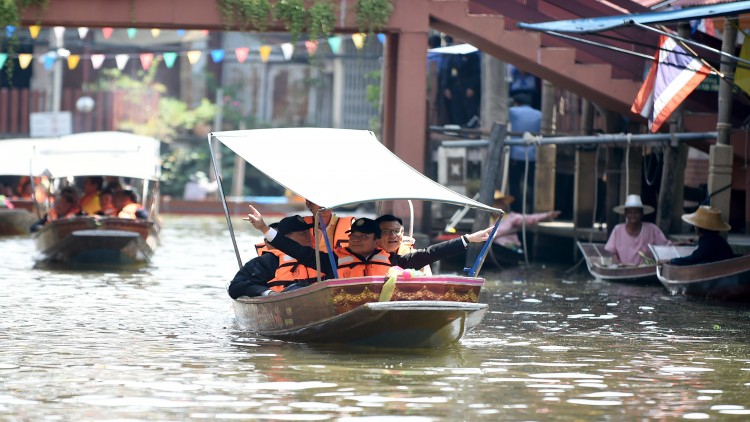 นายกฯ ล่องเรือชม ‘ตลาดน้ำเหล่าตั๊กลัก’ ลั่นต้องสู้กับคนไม่ดีเพื่อความเป็นอยู่ที่ดีขึ้น