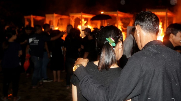 สุดเศร้า...สลายร่างวีรชนคนกล้าชรบ.ยะลา กลางสายฝน