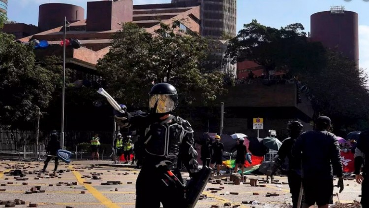 ม็อบฮ่องกง ‘กลุ่มฮาร์ดคอร์’ ประกาศกร้าวเมินมอบตัว ตร.  