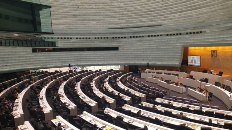 เลื่อนลงมติตั้ง กมธ. วิสามัญ ศึกษาแก้คำสั่ง คสช.