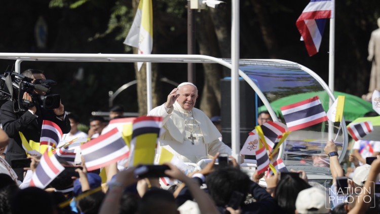 โป๊ปโบกพระหัตถ์ ทักทายคริสต์ศาสนิกชนที่มารอรับเสด็จ ที่วัดนักบุญเปโตร อ.สามพราน