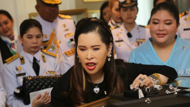 กรมพระศรีสวางควัฒนฯ ทรงเปิดตัวผลิตภัณฑ์ CM 1957 'Maithong Collection'