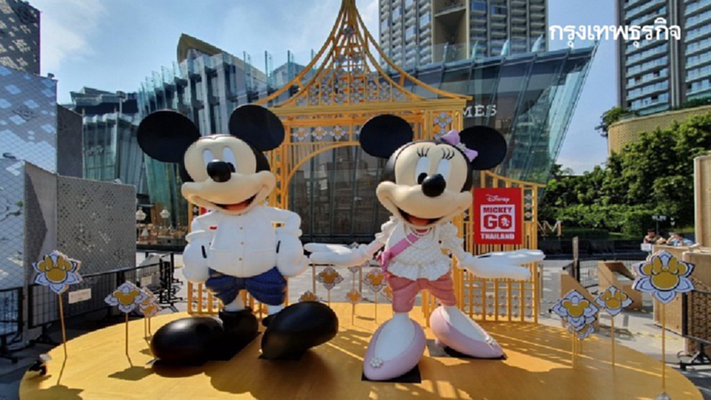 ประติมากรรม มิคกี้ เมาส์ และ มินนี่ เมาส์ สวมชุดไทยประเพณี