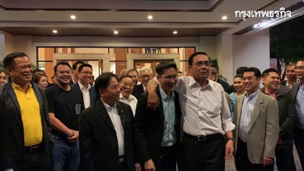 'ประยุทธ์' ยิ้มแป้นดินเนอร์ 'พรรคร่วม' กอดคอ 'เต้' เฮฮา