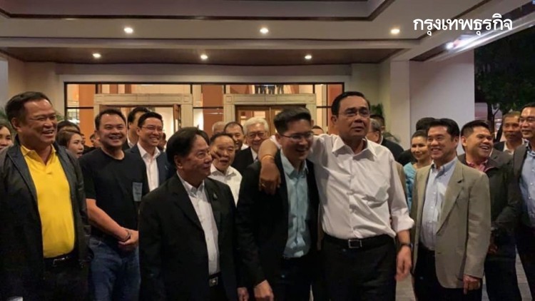 'ประยุทธ์' ยิ้มแป้นดินเนอร์ 'พรรคร่วม' กอดคอ 'เต้' เฮฮา