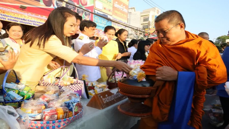 พสกนิกรชาวไทย ร่วมทำบุญตักบาตรใน 'วันพ่อแห่งชาติ'