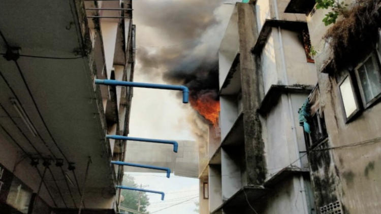 เพลิงไหม้อาคารริมสะพานหัวช้าง จราจรติดขัดอย่างหนัก