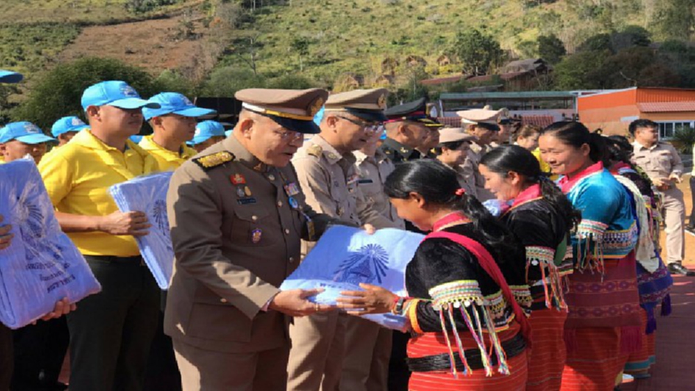 ‘ในหลวง’ โปรดเกล้าฯ ให้องคมนตรี เชิญผ้าห่มกันหนาวพระราชทาน มอบแก่ปชช.ดอยอ่างขาง