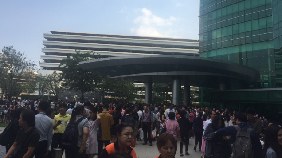 ป่วน! พนักงานปตท. ตึกเอนโก้ แห่ลงจากตึก หลังเกิดสัญญาณเตือนภัยไฟไหม้ดัง