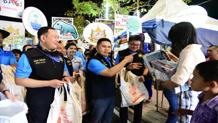 'วราวุธ' นำทีมเดินรณรงค์งดใช้ถุงพลาสติกแบบใช้ครั้งเดียว