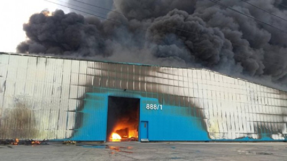 เพลิงไหม้โรงงานผลิตเม็ดพลาสติก คาดเสียหายไม่ต่ำกว่า 30 ล้าน