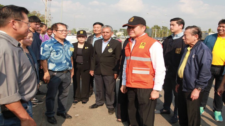 'นิพนธ์' ตรวจด่าน-ให้กำลังใจจนท.เมืองแพร่ อำนวยความสะดวกปชช.ช่วงปีใหม่
