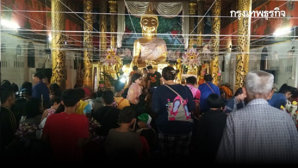 อุบลฯ แห่กราบพระเจ้าใหญ่องค์ตื้อแน่นวัด