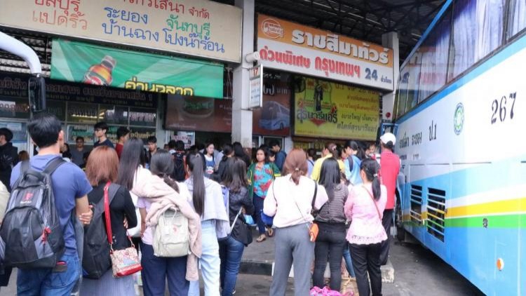 ขนส่งโคราชคึกคัก ประชาชนแห่เดินทางกลับไปทำงาน 